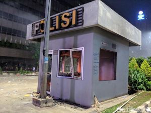 Terus Lawan Polisi, Massa di Bawaslu Bakar Pospol Sarinah