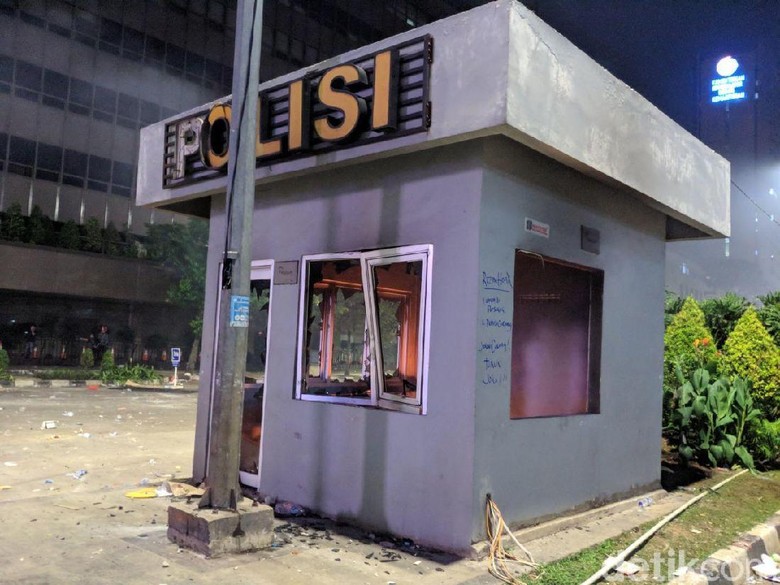 Terus Lawan Polisi, Massa di Bawaslu Bakar Pospol Sarinah Terus Lawan Polisi, Massa di Bawaslu Bakar Pospol Sarinah