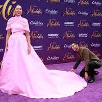 Aksi Mena itu lantas mengundang tawa Naomi. Berkat Mena, penampilan Naomi terlihat lebih maksimal ketika diabadikan para fotografer. (Foto: Getty Images)