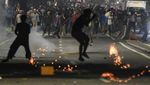 Jelang Sahur, Perang Gas Air Mata dan Petasan Pecah di Tanah Abang