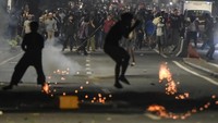 Massa mulai bertindak anarkis dan semena-mena dengan membakar benda-benda yang ada di tengah Jalan Wahid Hasyim. Polisi pun terpaksa membubarkan dengan menembakkan gas air mata.