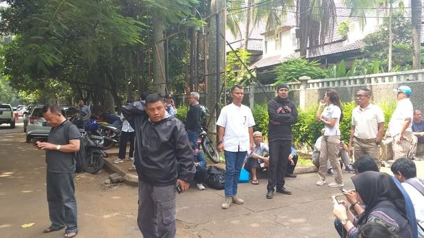 Massa berdatangan sejak pagi hari.