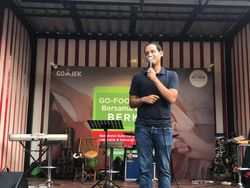 Nadiem Makarim, Hobi Berkaos Kini Pakai Kemeja Putih