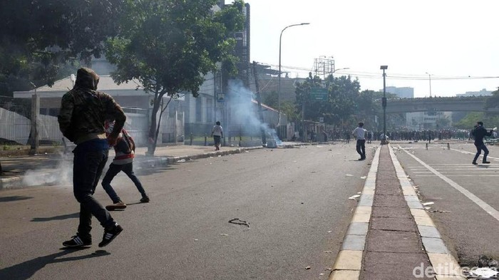 Bentrok massa di Jl Jati Baru. (Foto: Ari Saputra) Bentrok massa di Jl Jati Baru. (Foto: Ari Saputra)