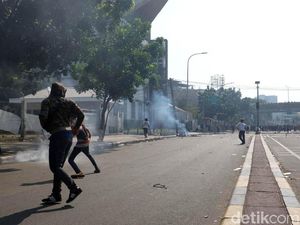 Saran Dokter Jika Terkena Paparan Gas Air Mata