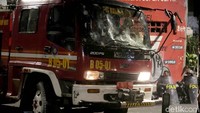 Beginilah kondisi mobil damkar yang juga dirusak oleh massa.