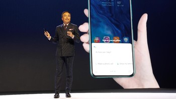 “Tak peduli apa yang terjadi, tak peduli tantangan seperti apa, senyum saja dan selesaikanlah,” sebut Zhao yang jelas merujuk ‘perang’antara induk perusahaan Honor, Huawei, dengan pemerintah Amerika Serikat. Foto: Reuters