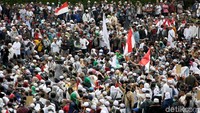 Massa aksi nampak duduk di sekitar area gedung Bawaslu saat melakukan aksi demo 22 Mei 2019.