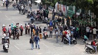 Massa aksi mulai menghentikan aksi lempar batu dan bakar ban usai kedatangan dan berdialog bersama sejumlah pasukan TNI sekitar pukul 12.04 WIB.