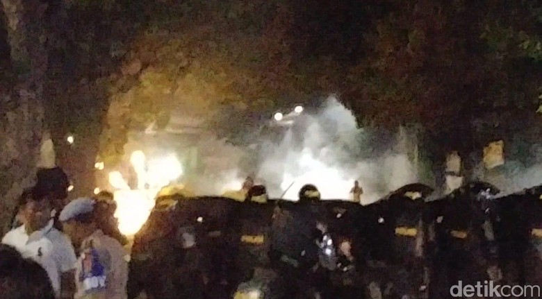 Tanah Abang Masih Mencekam, Massa Terus Lakukan Perlawanan ke Polisi Tanah Abang Masih Mencekam, Massa Terus Lakukan Perlawanan ke Polisi