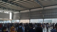 Sejumlah toko di Stasiun Tanah Abang memilih menutup tokonya. Penumpang tidak berani keluar stasiun.