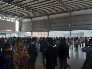 Penumpang KRL Jangan Pakai Stasiun Tanah Abang dan Palmerah
