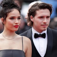 Brooklyn dan Hana sudah setahun lebih berpacaran sejak bertemu di Fashion Awards 2018. Penampilannya di Cannes ini semakin membuktikan hubungan mereka yang makin kasmaran. (Foto: Pascal Le Segretain/Getty Images)