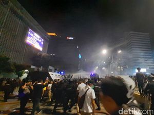Polisi Pukul Mundur Massa di Jalan Wahid Hasyim, 5 Orang Diamankan
