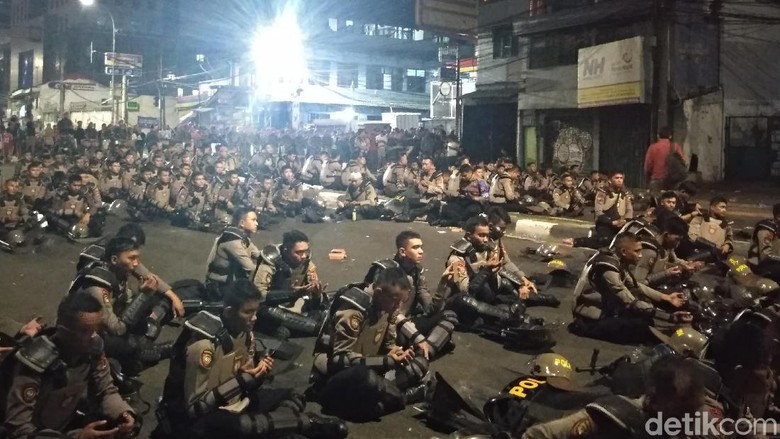 Polisi Selawatan di Flyover Slipi, Massa Tak Lagi Lempar Petasan Polisi Selawatan di Flyover Slipi, Massa Tak Lagi Lempar Petasan