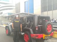 Kapolda Cek 2 Bus Brimob yang Dibakar Massa di Slipi