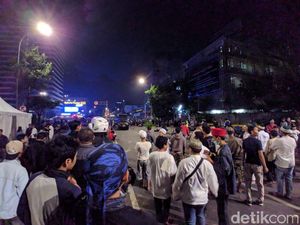 Diminta Polisi Bubar dari Bawaslu, Massa Bergeser ke Jl Wahid Hasyim