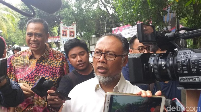 Bambang Widjojanto (BW) dan eksKSAU Marsekal TNI (Purn) Imam Sufaat mendatangi kantor BPN di Kertanegara