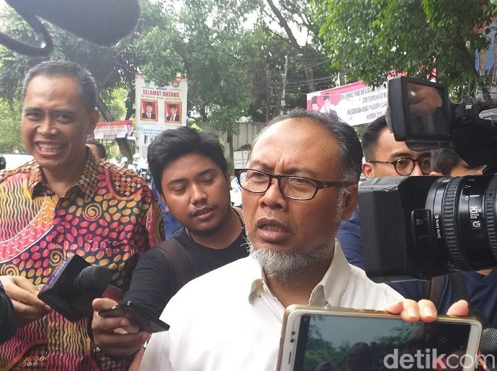 Bambang Widjojanto (BW) dan eksKSAU Marsekal TNI (Purn) Imam Sufaat mendatangi kantor BPN di Kertanegara