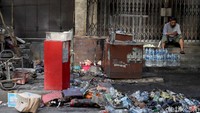 Begini penampakan sisa-sisa bentrokan yang terjadi di kawasan Blok A Tanah Abang, Jakarta.
