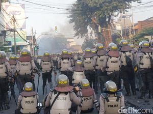 Slipi Masih Rusuh, Massa Lempari Batu dan Kembang Api ke Polisi