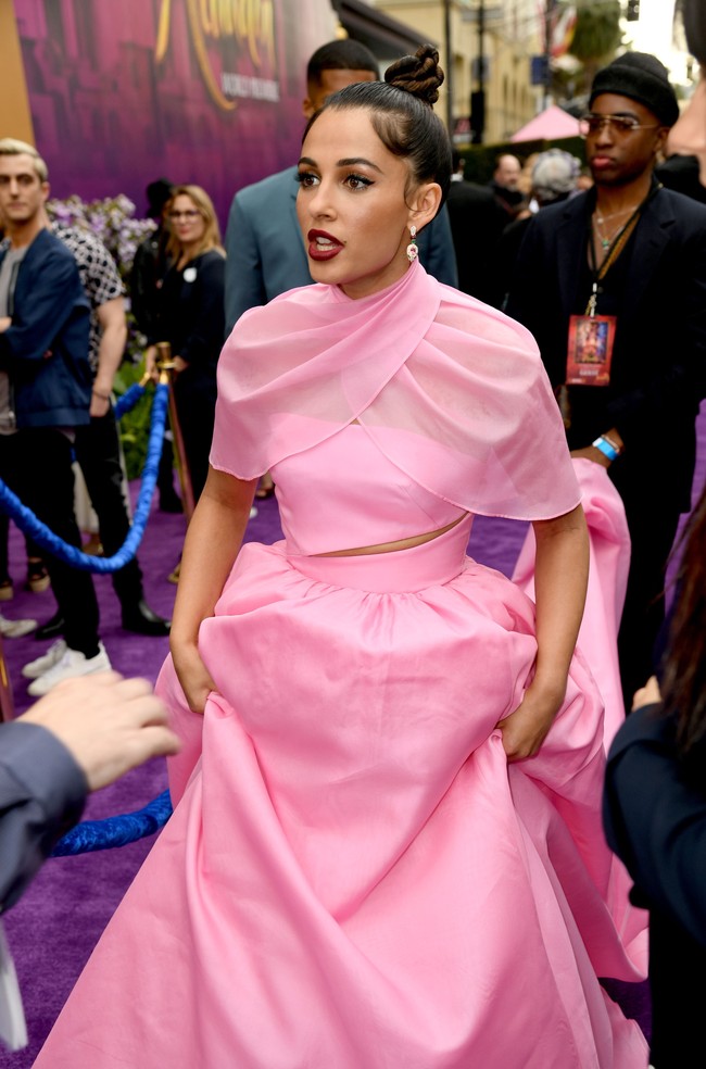 Perempuan keturunan Inggris-India ini lalu menyempurnakan gayanya dengan anting berbentuk kepala ular dari koleksi Serpenti Bulgari. (Foto: Getty Images)