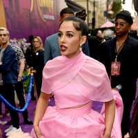 Perempuan keturunan Inggris-India ini lalu menyempurnakan gayanya dengan anting berbentuk kepala ular dari koleksi Serpenti Bulgari. (Foto: Getty Images)