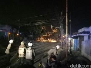 Polisi di Asrama Brimob Petamburan Dikepung Massa dari 2 Arah