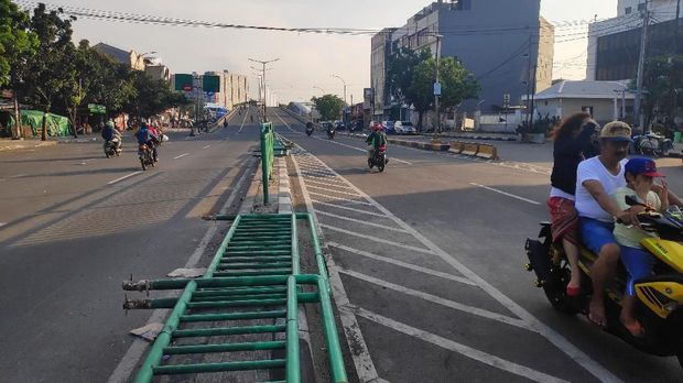 Pagar pembatas jalan tampak rubuh.