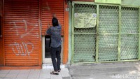 Sejumlah pedagang toko pun memilih menutup toko mereka menyusul terjadinya sejumlah bentrok antara massa dan polisi di sejumlah lokasi di Jakarta.