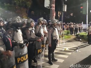 Polisi Membuat Barikade di Sekitar Gedung KPU
