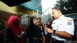 Anies Bantu Angkat Keranda Korban Kerusuhan Tanah Abang