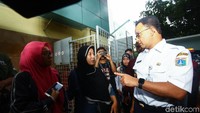 Anies juga sempat berdialog dengan keluarga korban kerusuhan sesaat sebelum jenazah diberangkatkan ke rumah duka.