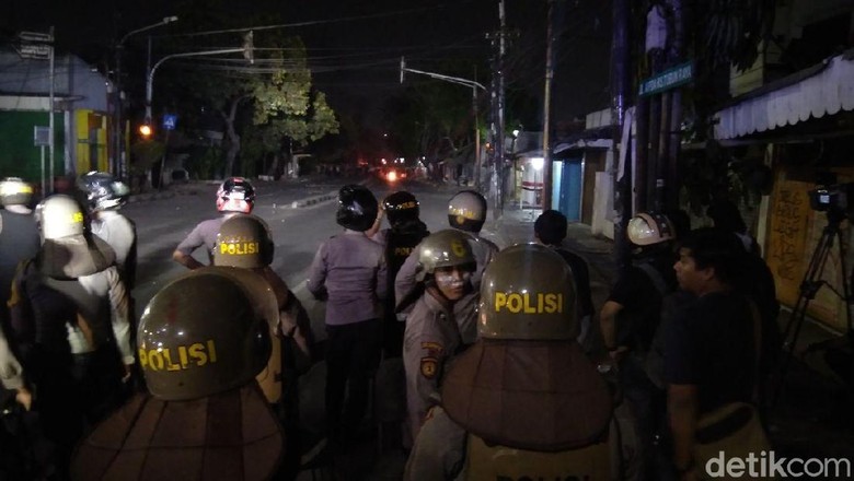 Asrama Brimob Kembali Tegang, Ada Suara Petasan dan Tembakan Gas Air Mata Asrama Brimob Kembali Tegang, Ada Suara Petasan dan Tembakan Gas Air Mata