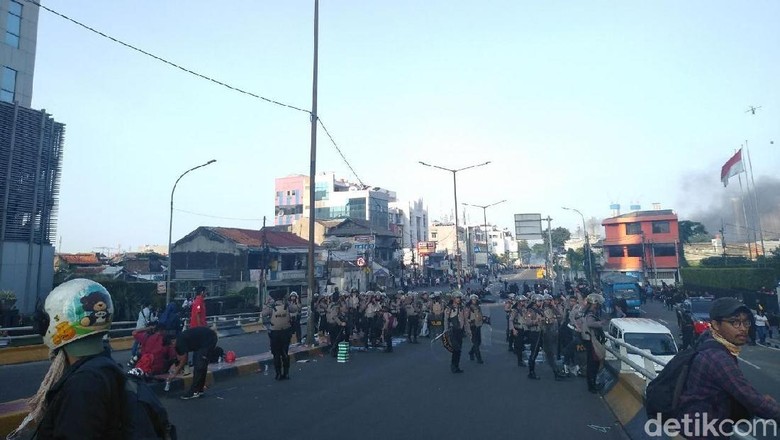 3 Orang Dibawa Polisi dari Lokasi Bus Brimob Dibakar 3 Orang Dibawa Polisi dari Lokasi Bus Brimob Dibakar