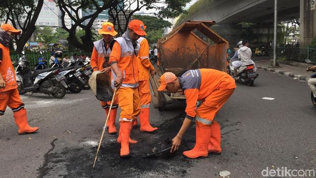 Pasukan Oranye Bersihkan Sampah Sisa Demo