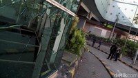 Penampakan kaca pecah di salah satu gedung yang berada di kawasan Blok A Tanah Abang, Jakarta, usai bentrokan yang terjadi di kawasan tersebut, Rabu (22/5/2019).