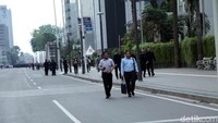 Lengangnya jalan, membuat beberapa warga tampak berjalan santai.