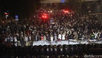 Sementara barikade polisi terus berjaga.