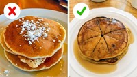 Lubangi tengah pancake agar sirup, madu, atau topping gula meresap ke setiap lembar pancake. Foto: Brightside