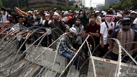 Pantauan di depan Bawaslu, Jl MH Thamrin, Jakarta Pusat, Rabu (21/5/2019), massa berdiri di balik kawat berduri.