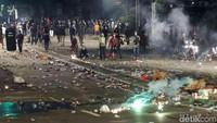 Bahkan, menurut warga sekitar, massa yang membuat kerusuhan itu bukanlah warga Ibu Kota yang bermukim di sana.