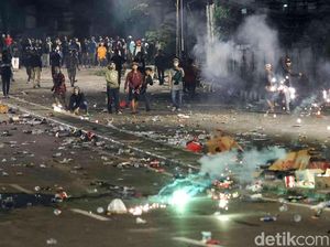 Mobil Damkar di Slipi Dibajak Massa, Dipakai untuk Semprot Polisi