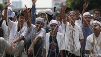Selawat pun bergema diantara para pendemo.