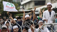 Dalam aksinya mereka sempat menyanyikan lagu Indonesia Raya.