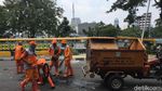 Pasukan Oranye Bersihkan Sampah Sisa Demo