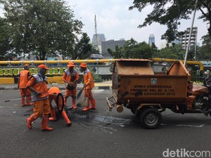 Pemprov DKI Angkut 1,2 Ton Sampah Sisa Demo Tolak Omnibus Law 16 Oktober