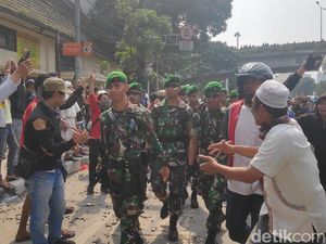 TNI Merapat ke Jl Jatibaru Tanah Abang, Massa Berhenti Rusuh