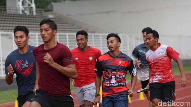 Lalu Muhammad Zohri bersama pelari estafet di Stadion Madya. 