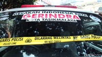 Argo mengatakan mobil ambulans itu diamankan saat polisi membubarkan massa. Saat dicek, ambulans tersebut membawa sejumlah batu.